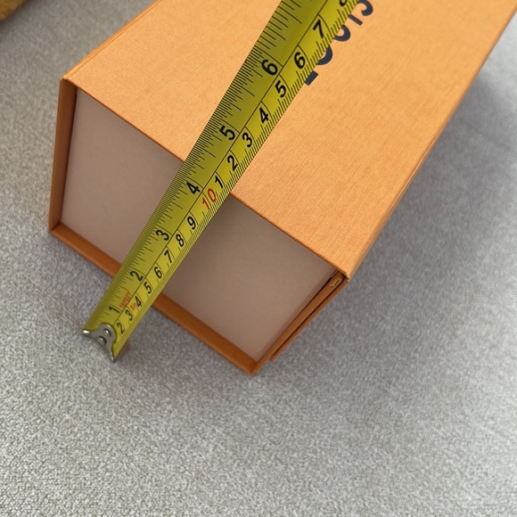 Authentic Louis Vuitton magnetic perfume box - Picture 7 of 8